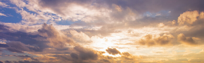 Himmel mit Wolken und Sonne als Hintergrund