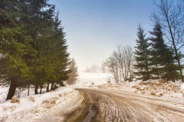 Obraz premium Melting Snow on mountain country road
