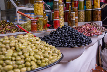aceitunas de la variedad, negra, aloreña, arbequina, cordobesa, lechín, manzanilla obregón y Verdial, con fondo de encurtidos