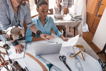 Obraz premium Cropped photo of group of three people at design studio