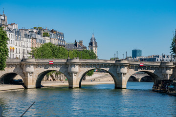 Fototapeta na wymiar Beautiful cityscape with the famous Seine river