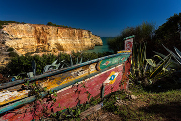 PORTUGAL, ALGARVE, Praia de Benagil, Lagoa, altes Fischerboot