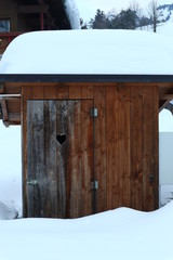 Holzhütte mit Schnee