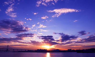 Fototapeta na wymiar 横浜大さん橋から見える朝日