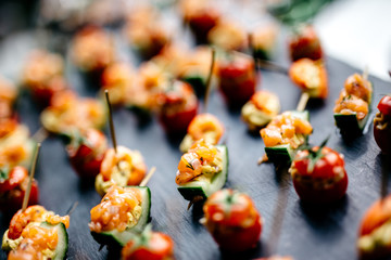 Fine, colorful and quality food for cocktails and receptions. Succulent preparations to put in the mouth and enjoy moments with friends
