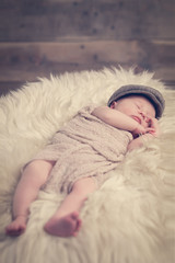 Newborn Baby friedlich schön schlafend mit Mütze auf Fell vintage 5