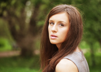 Naklejka premium Beautiful young woman in romantic dress relaxing in garden 