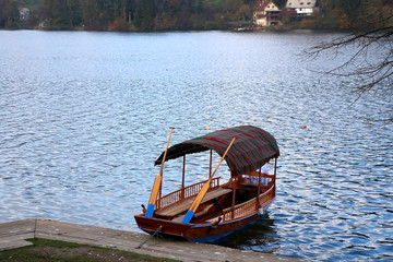Obraz premium The Pletna boats a traditional wooden boat, specific to Lake Bled, Slovenia.