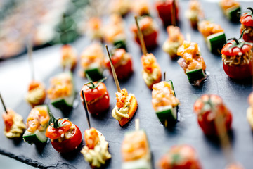 Fine, colorful and quality food for cocktails and receptions. Succulent preparations to put in the mouth and enjoy moments with friends