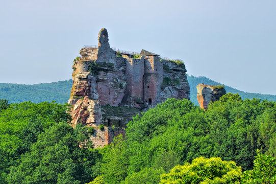 die Burgruine Fleckenstein im Elsass in Frankreich - the castle ruin Fleckenstein in Alsace