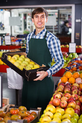 Obraz premium young man offering fruits