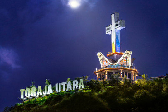 Sulawesi, Rantepao;  Das Kreuz &uuml;ber der Stadt, im christlich gepr&auml;gten Rantepao, Toraja Utara.