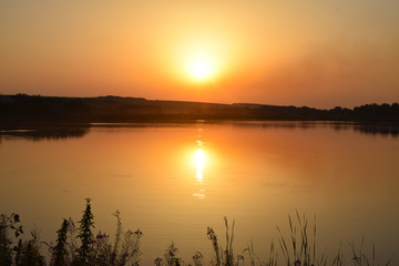 Obraz na płótnie Canvas Golden sunset on the lake 