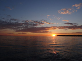 Blick von der Promenade auf den Sonnenuntergang &uuml;ber den Bodensee auf der Insel Lindau, Bayern, Deutschland