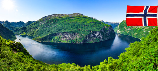 Geiranger Fjord mit Flagge
