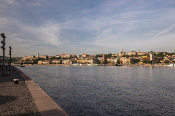 Obraz premium Budapest is the capital of Hungary.Beautiful big old town.The magnificent city is rich in history.The photo is made on a sunny day.City landscape with a wide large river.Beautiful buildings.Landscape.
