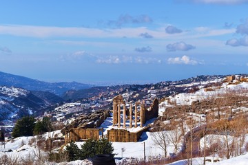 Perspective sur la region de Kfardebian sous la neige au Liban avec un temple antique de facture...