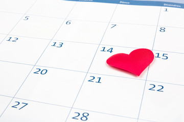 Corazón sobre calendario día de San Valentín
