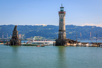 Hafeneinfahrt in Lindau am Bodensee mit den Wahrzeichen Löwe und Leuchtturm, Bayern, Deutschland