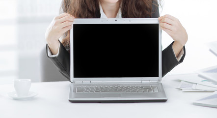 woman Manager is showing on a laptop