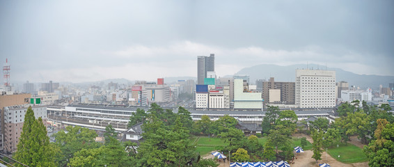 福山城天守からの秋雨の福山市街地の展望