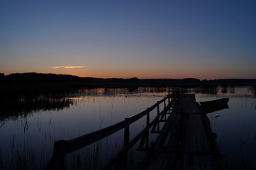Obraz premium old wooden pier at sunset