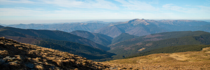 Panoramic view of idyllic mountain scenery in sunny day