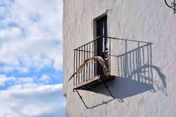 Un balcón y su sombra
