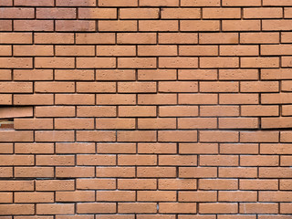 mur en briques rouges avec quelques briques desolidarisées