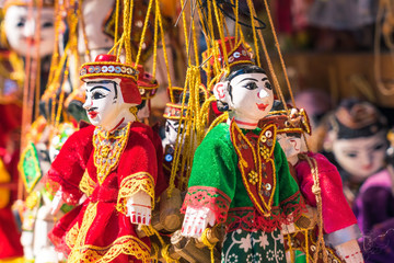 Obraz premium Traditional handicraft puppets for sale in the ancient pagoda in Bagan, Myanmar