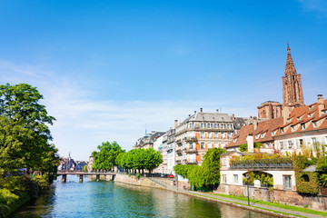 Fototapeta na wymiar Ill river with Notre dame de Strasbourg cathedral