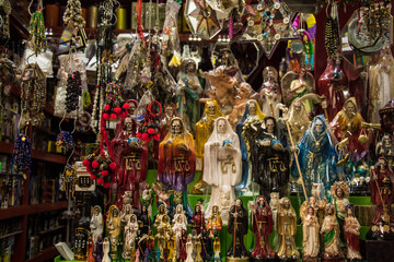 Fototapeta premium ołtarz wielu świętych śmierci na tradycyjnym rynku meksykańskim