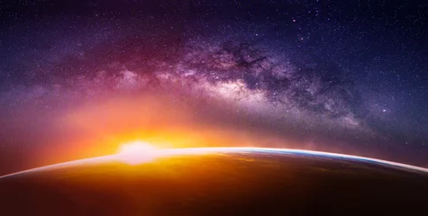 Foto op Plexiglas Landschap met Melkwegstelsel. Zonsopgang en aarde uitzicht vanuit de ruimte met Melkwegstelsel. (Elementen van deze afbeelding geleverd door NASA) © nuttawutnuy