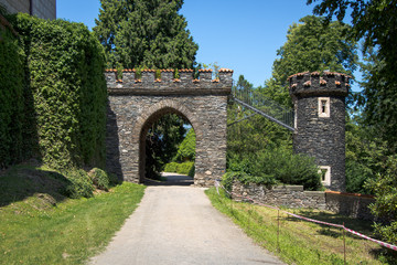 Fototapeta na wymiar castle arch in park