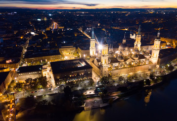Obraz premium Night aerial view of Zaragoza with Basilica