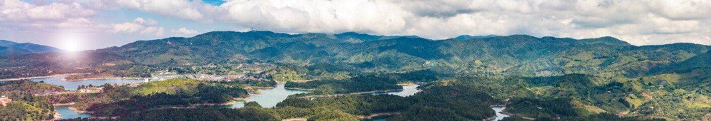 Fototapeta na wymiar Panorama der Seenlandschaft von Guatape in Kolumbien