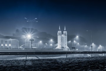 wieże kościoła świętego Józefa w Opolu we mgle nocą - obrazy, fototapety, plakaty