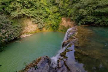 Obraz premium Scorcio di paesaggio naturale con cascata e vegetazione