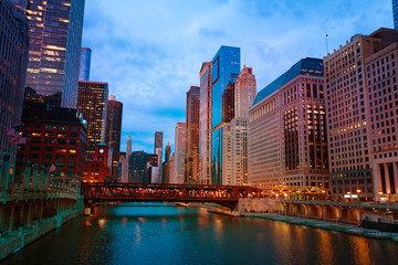 Obraz premium Lake Street Bridge i drapacze chmur w Chicago, USA