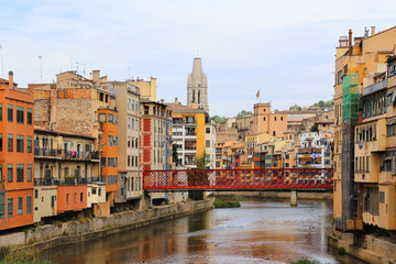 Fototapeta na wymiar Colorful houses and Eiffel bridge on river Onyar in Girona