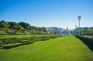 Blick über den Parque Eduardo VII in Lissabon mit klarem blauem Himmel