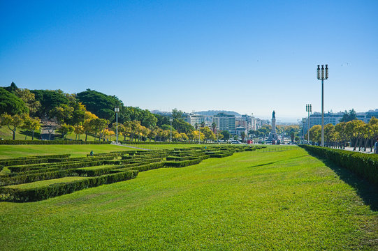 Blick über den Parque Eduardo VII in Lissabon mit blauem Himmel