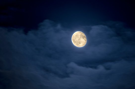 Cielo nuvoloso e cupo con luna splendente