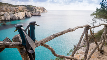 Azul cielo y mar ideal para el senderismo en Menroca cala Macarella