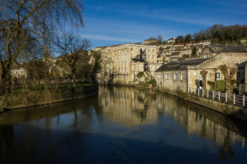 Obraz premium A picture from the calm historic town Bradford on Avon in Great Britain. The nice and bright early morning in the town full of history. 