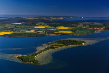Die Inseln Vilm und Ruegen, im Hintergrund die Kreidekueste, Mecklenburg-Vorpommern, Deutschland, Luftaufnahme