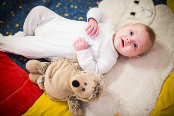 Baby mit dem Plüschigel