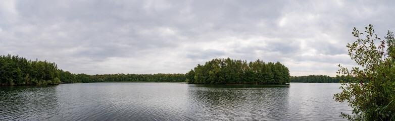 Fototapeta na wymiar Panoramafoto des Heidesee in Bottrop, Deutschland