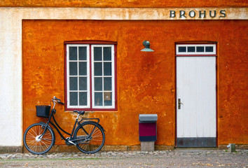 Fototapeta na wymiar Helsingor / Denmark - August 2016: Colorful facade with an old bicycle