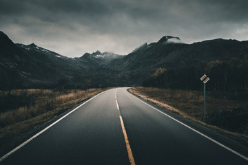 Straße in die Berge auf den Lofoten
